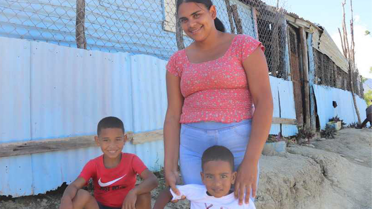 Martes family receiving a new home through Casas por Cristo